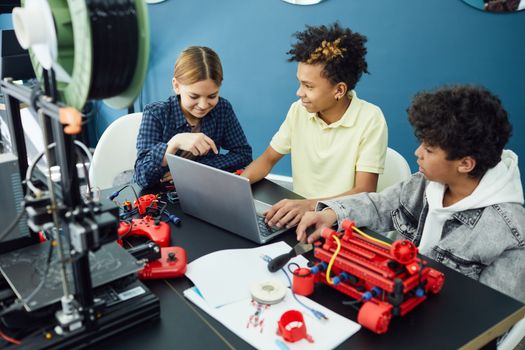 deti pri notebookoch programujú robotov