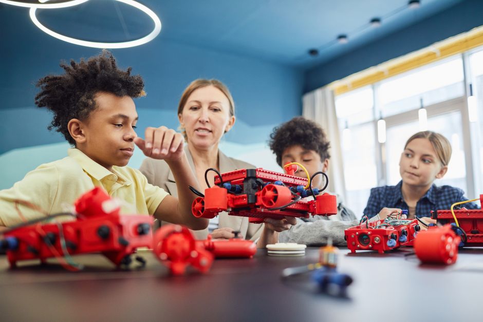 Deti stavajú robota na krúžku robotiky