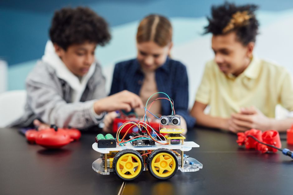Letný tábor, deti súťažia s robotmi